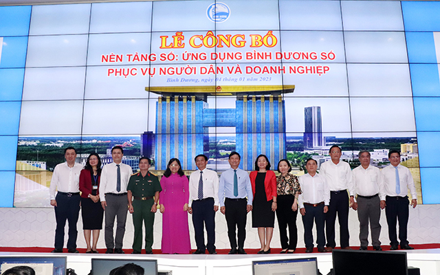 C&amp;aacute;c đại biểu thực hiện nghi thức ra mắt ứng dụng B&amp;igrave;nh Dương Số​