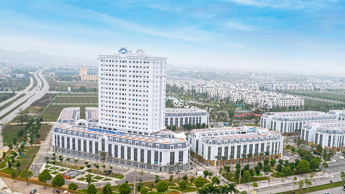 Eurowindow Garden City được x&amp;acirc;y dựng tr&amp;ecirc;n khu đất c&amp;oacute; tổng diện t&amp;iacute;ch 6,7 hecta, bao gồm 42 căn Shop Luxury, 216 nh&amp;agrave; phố thương mại v&amp;agrave; 195 căn chung cư cao cấp