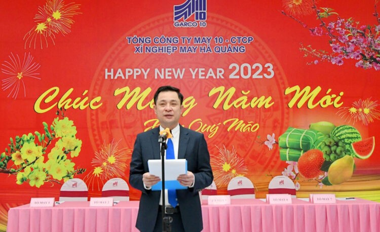 Ảnh minh &amp;Ocirc;ng V&amp;otilde; Xu&amp;acirc;n Trung &amp;ndash; B&amp;iacute; thư Đảng ủy, Gi&amp;aacute;m đốc X&amp;iacute; nghiệp may H&amp;agrave; Quảng ph&amp;aacute;t động thi đua ra qu&amp;acirc;n năm 2023.