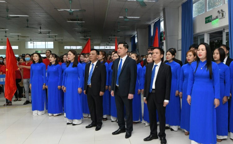 Ban l&amp;atilde;nh đạo X&amp;iacute; nghiệp may H&amp;agrave; Quảng thực hiện nghi lễ ch&amp;agrave;o cờ v&amp;agrave; ph&amp;aacute;t động thi đua, ra qu&amp;acirc;n đầu năm mới 2023.
