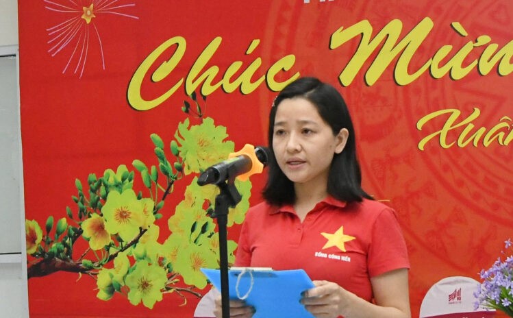 C&amp;ocirc;ng nh&amp;acirc;n Tổ may Trần Thị Hồng Minh ph&amp;aacute;t biểu tại lễ ra qu&amp;acirc;n.
