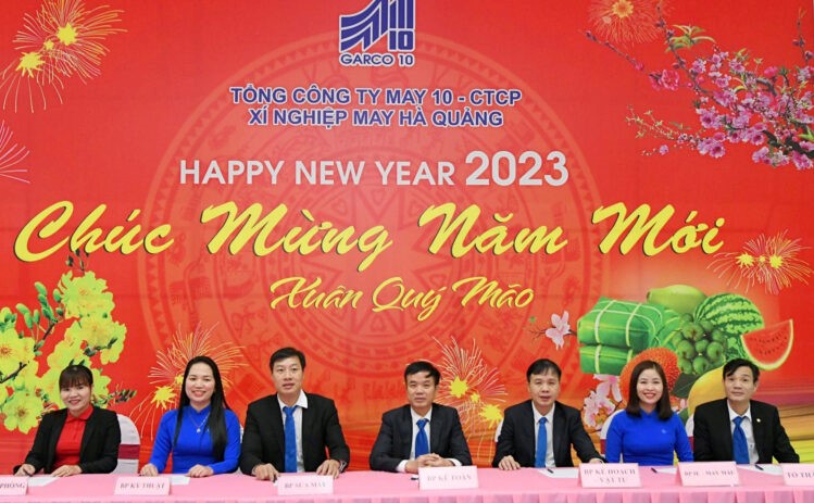 K&amp;yacute; kết giao ước thi đua giữa c&amp;aacute;c bộ phận trong x&amp;iacute; nghiệp.