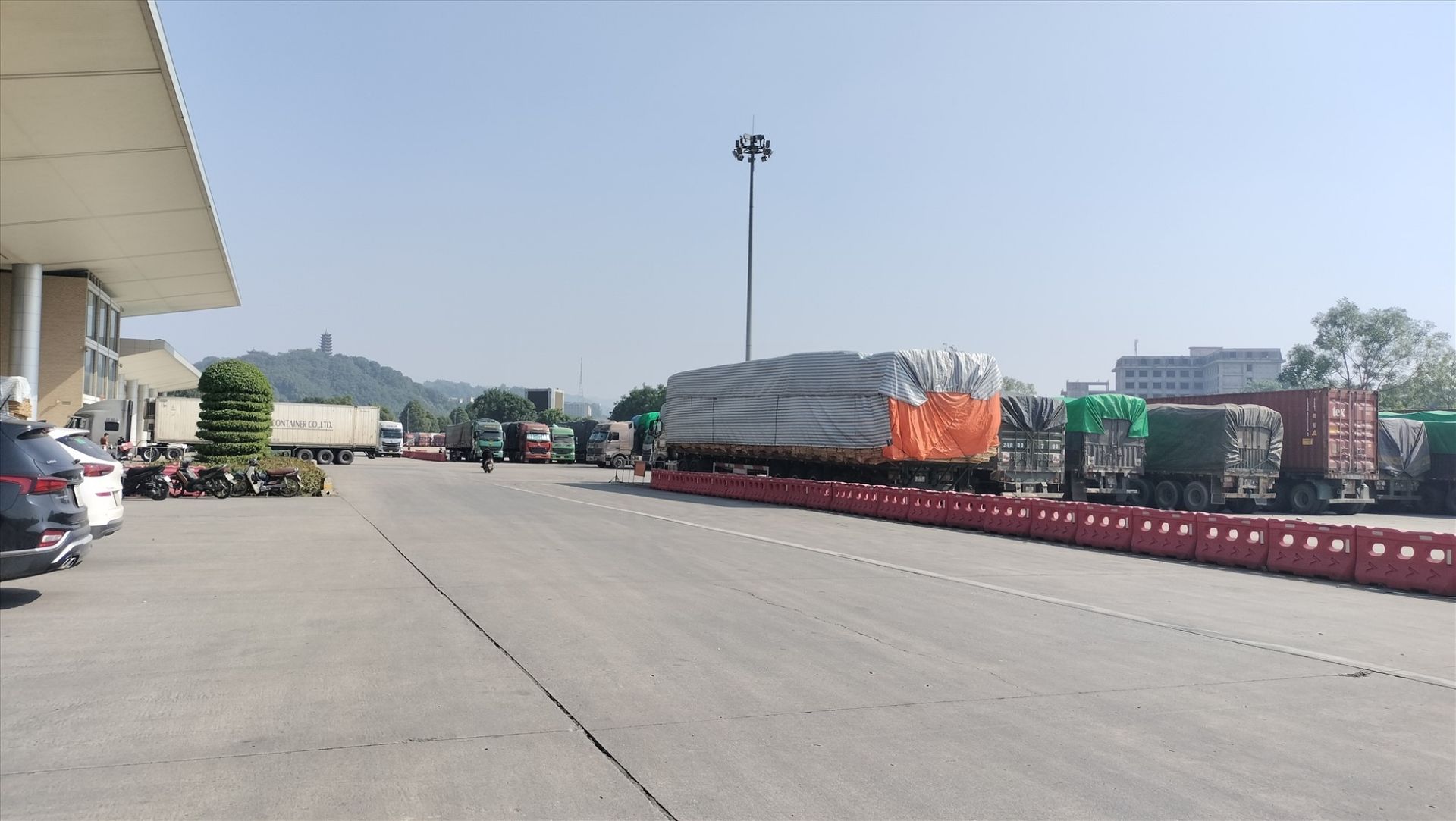 C&amp;aacute;c xe h&amp;agrave;ng h&amp;oacute;a rộn r&amp;agrave;ng tập kết tại cửa khẩu Kim Th&amp;agrave;nh II. Ảnh: Văn Đức
