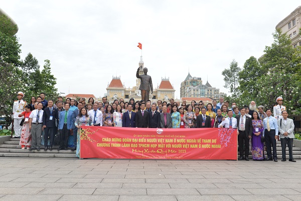 Đo&amp;agrave;n đại biểu d&amp;acirc;ng hoa tại Tượng đ&amp;agrave;i Chủ tịch Hồ Ch&amp;iacute; Minh.