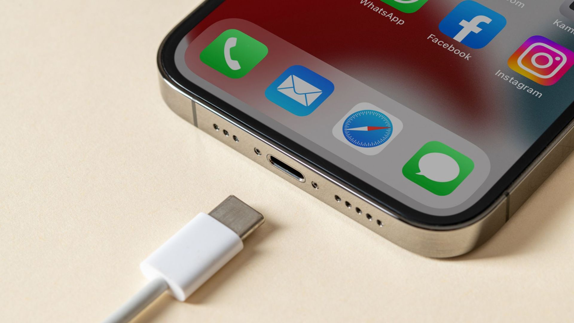 Apple cũng đang xem xét thay đổi cổng Lightning trên các thiết bị iPhone 15 bằng cổng USB-C Apple cũng đang xem xét thay đổi cổng Lightning trên các thiết bị iPhone 15 bằng cổng USB-C