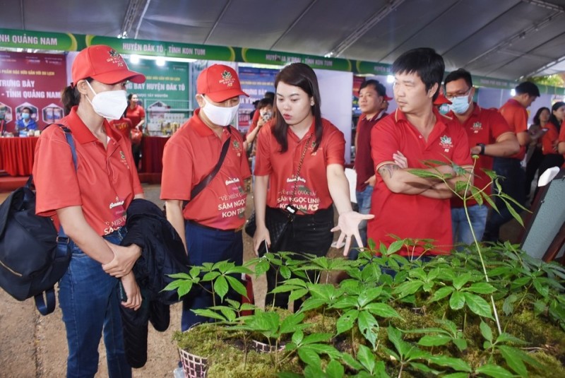&amp;ldquo;Đặc biệt, tại Phi&amp;ecirc;n chợ n&amp;agrave;y, ngo&amp;agrave;i việc th&amp;agrave;nh lập tổ thẩm định l&amp;agrave; những người c&amp;oacute; kinh nghiệm trồng s&amp;acirc;m Ngọc Linh th&amp;igrave; huyện c&amp;ograve;n thu&amp;ecirc; sẵn m&amp;aacute;y kiểm định chất lượng để tổ chức x&amp;eacute;t nghiệm s&amp;acirc;m ngay tại chỗ nếu kh&amp;aacute;ch c&amp;oacute; y&amp;ecirc;u cầu