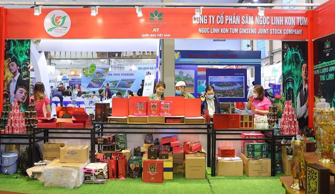 Hiện nay, c&amp;aacute;c doanh nghiệp tr&amp;ecirc;n địa b&amp;agrave;n tỉnh Kon Tum đ&amp;atilde; sản xuất một số sản phẩm từ s&amp;acirc;m Ngọc Linh c&amp;oacute; thương hiệu tr&amp;ecirc;n thị trường như: rượu s&amp;acirc;m SK5; tinh s&amp;acirc;m SK5; tr&amp;agrave; t&amp;uacute;i lọc s&amp;acirc;m SK5; nước yến s&amp;acirc;m; mật ong s&amp;acirc;m SK5; thực phẩm bổ sung nước tăng lực SK5 Night Wolf; nước giải kh&amp;aacute;t dưỡng da NoLiKo;