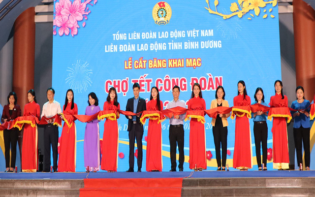L&amp;atilde;nh đạo tỉnh v&amp;agrave; Tổng LĐLĐ Việt Nam thực hiện nghi thức cắt băng khai mạc Chợ Tết C&amp;ocirc;ng đo&amp;agrave;n năm 2023