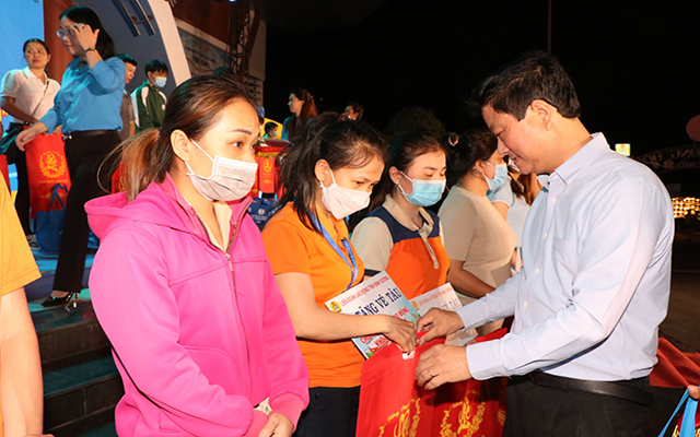 &amp;Ocirc;ng V&amp;otilde; Văn Minh tặng qu&amp;agrave; tết cho c&amp;ocirc;ng nh&amp;acirc;n lao động