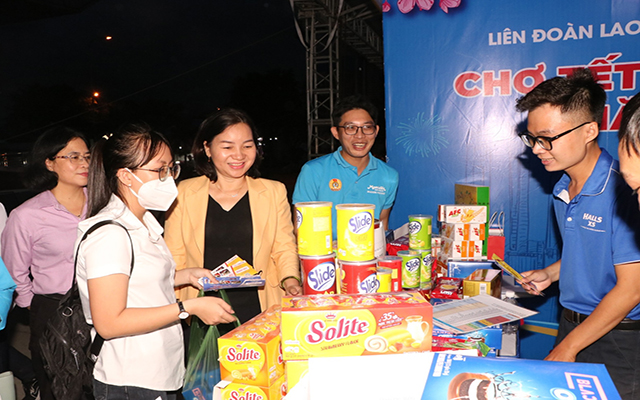 B&amp;agrave; Trương Thị B&amp;iacute;ch Hạnh c&amp;ugrave;ng c&amp;aacute;c đại biểu tham quan c&amp;aacute;c gian h&amp;agrave;ng tại chợ Tết