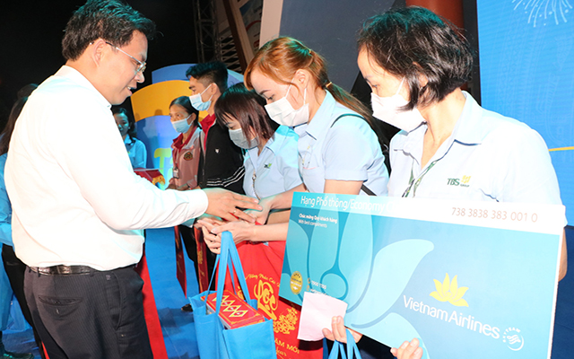 &amp;Ocirc;ng Nguyễn Quốc Li&amp;ecirc;m, Ph&amp;oacute; Tổng Bi&amp;ecirc;n tập B&amp;aacute;o B&amp;igrave;nh Dương trao tặng qu&amp;agrave; cho c&amp;ocirc;ng nh&amp;acirc;n lao động được nhận v&amp;eacute; m&amp;aacute;y bay về qu&amp;ecirc; đ&amp;oacute;n tết