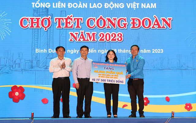 L&amp;atilde;nh đạo tỉnh trao bảng hỗ trợ tiền qu&amp;agrave; tết tổng gi&amp;aacute; trị 46,5 tỷ đồng cho c&amp;ocirc;ng nh&amp;acirc;n lao động kh&amp;oacute; khăn
