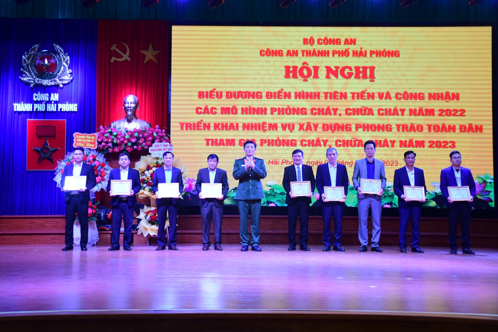 Đại t&amp;aacute; Phạm Viết Dũng - Ph&amp;oacute; B&amp;iacute; thư Đảng uỷ, Ph&amp;oacute; Gi&amp;aacute;m đốc CATP trao gi&amp;acirc;́y chứng nh&amp;acirc;̣n