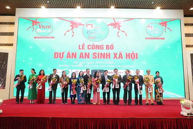 BTC tặng hoa cho c&amp;aacute;c th&amp;agrave;nh vi&amp;ecirc;n Hội đồng cố vấn của Dự &amp;aacute;n.