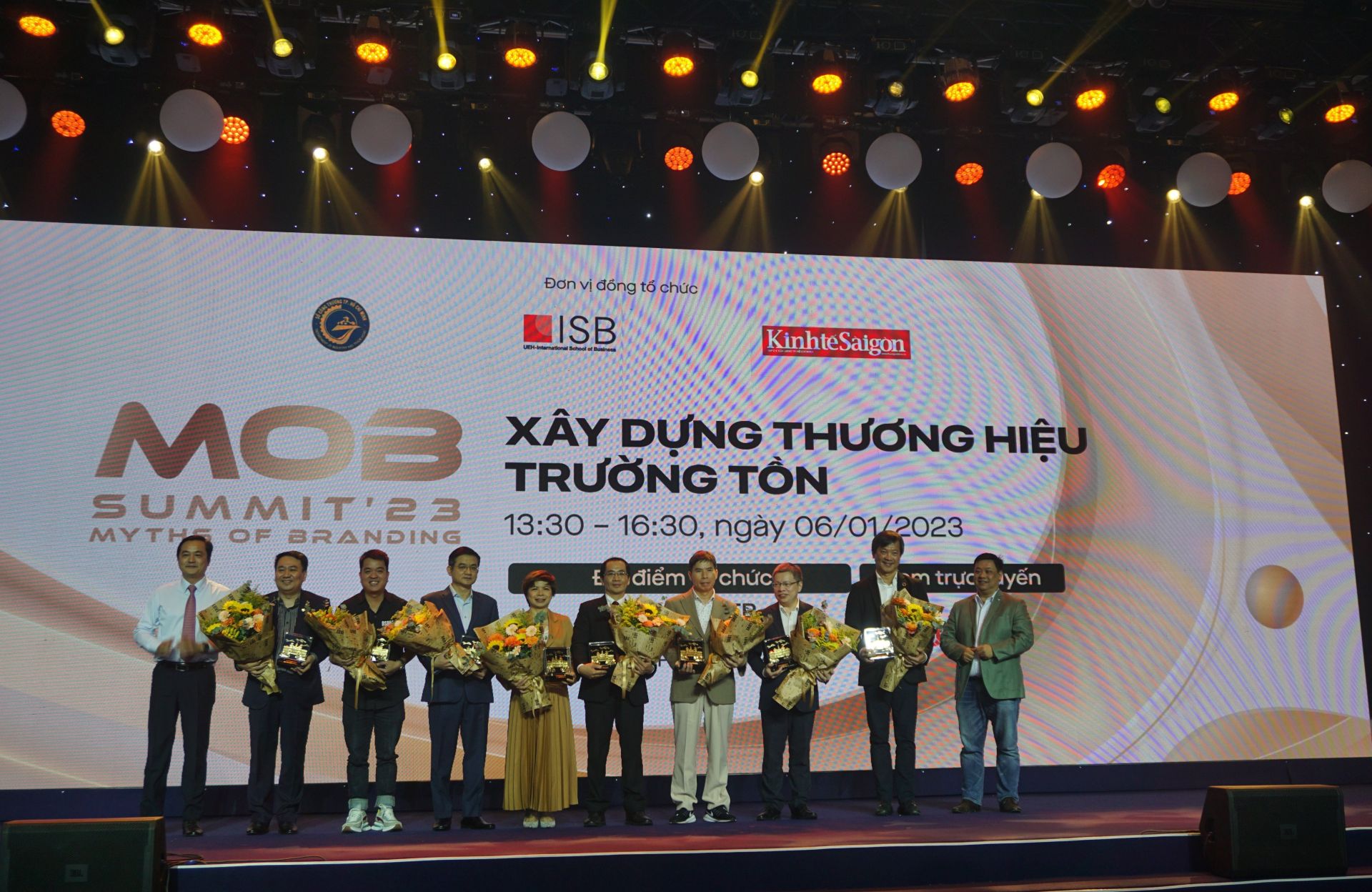 Trao hoa cho c&amp;aacute;c diễn giả kh&amp;aacute;ch mời