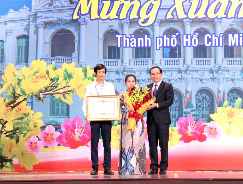 B&amp;iacute; thư Th&amp;agrave;nh ủy TPHCM Nguyễn Văn N&amp;ecirc;n trao tặng Bằng khen của Thủ tướng Ch&amp;iacute;nh phủ cho b&amp;agrave; L&amp;ecirc; Thị Mỹ Ch&amp;acirc;u
