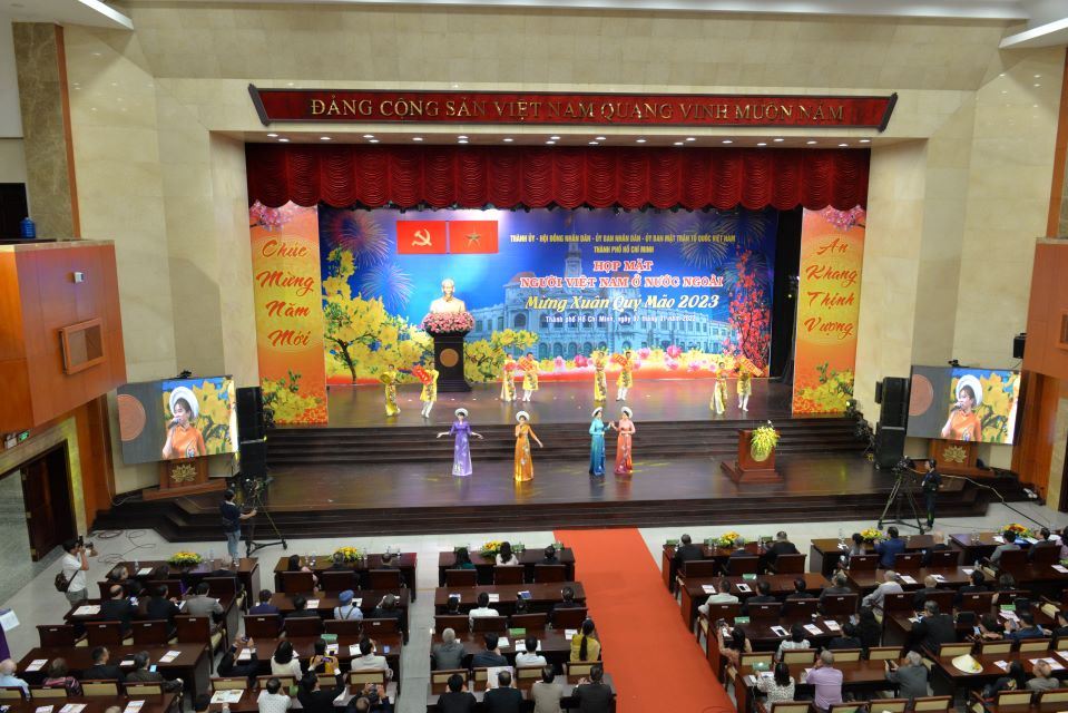 To&amp;agrave;n cảnh buổi họp mặt