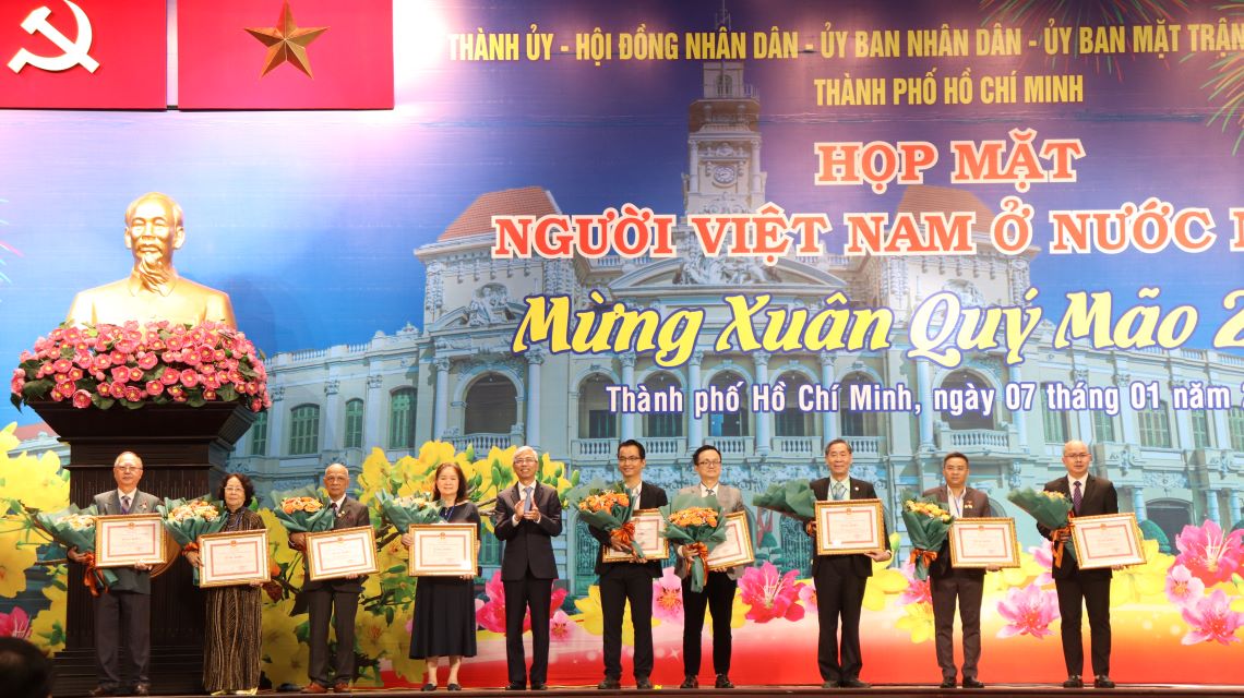L&amp;atilde;nh đạo th&amp;agrave;nh phố trao tặng Huy hiệu Th&amp;agrave;nh phố Hồ Ch&amp;iacute; Minh cho 12 c&amp;aacute; nh&amp;acirc;n ti&amp;ecirc;u biểu v&amp;agrave; Bằng khen UBND TPHCM cho 6 tập thể, 14 c&amp;aacute; nh&amp;acirc;n kiều b&amp;agrave;o c&amp;oacute; nhiều đ&amp;oacute;ng g&amp;oacute;p cho sự ph&amp;aacute;t triển của th&amp;agrave;nh phố.