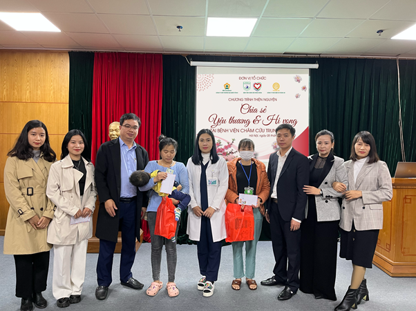 Trường hợp của ch&amp;aacute;u S&amp;igrave;n Đức Anh (b&amp;ecirc;n tr&amp;aacute;i) v&amp;agrave; gia đ&amp;igrave;nh chị L&amp;yacute; (b&amp;ecirc;n phải) l&amp;agrave; hai trường hợp đặc biệt kh&amp;oacute; khăn nhất ở bệnh viện