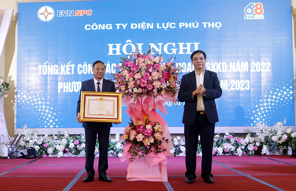 Nguyễn Thanh Hải- Ủy vi&amp;ecirc;n BTV Tỉnh uỷ, Ph&amp;oacute; Chủ tịch UBND tỉnh trao Bằng khen của Thủ tướng Ch&amp;iacute;nh phủ cho Đảng bộ C&amp;ocirc;ng ty Điện lực Ph&amp;uacute; Thọ.