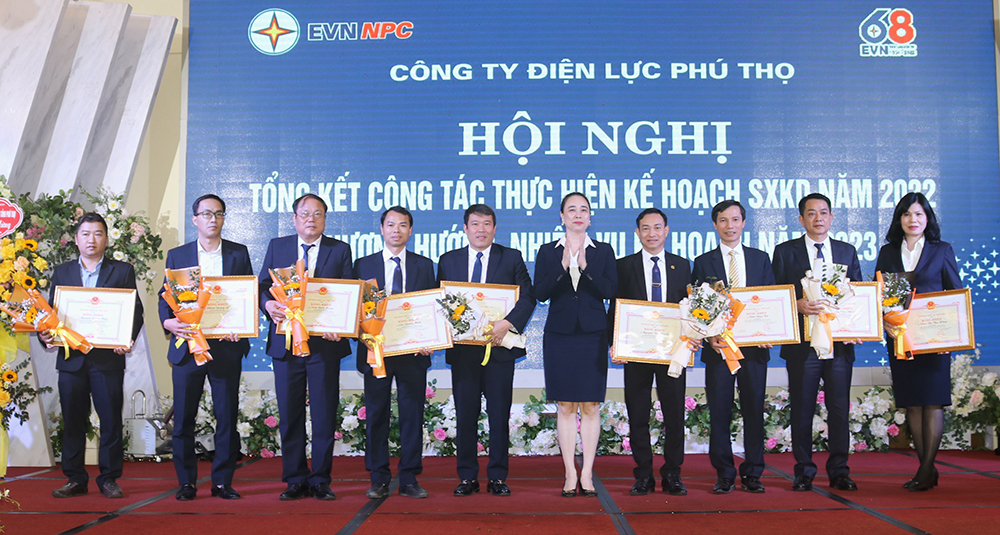 B&amp;agrave; Đỗ Nguyệt &amp;Aacute;nh &amp;ndash; Chủ tịch HĐTV Tổng c&amp;ocirc;ng ty Điện lực miền Bắc trao Bằng khen của Tập đo&amp;agrave;n Điện lực Việt Nam cho c&amp;aacute;c c&amp;aacute; nh&amp;acirc;n.