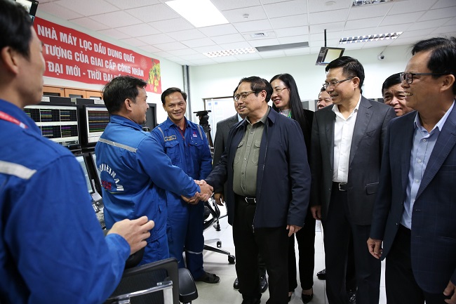 Ng&amp;agrave;y 01/01/2023, Thủ tướng Ch&amp;iacute;nh phủ Phạm Minh Ch&amp;iacute;nh thăm, l&amp;agrave;m việc, động vi&amp;ecirc;n người lao động BSR &amp;ndash; một trong những đơn vị chủ lực của Petrovietnam vượt qua kh&amp;oacute; khăn, tận dụng cơ hội thị trường, đạt kỷ lục về doanh thu trong năm 2022. (Nguồn Petrovietnam)