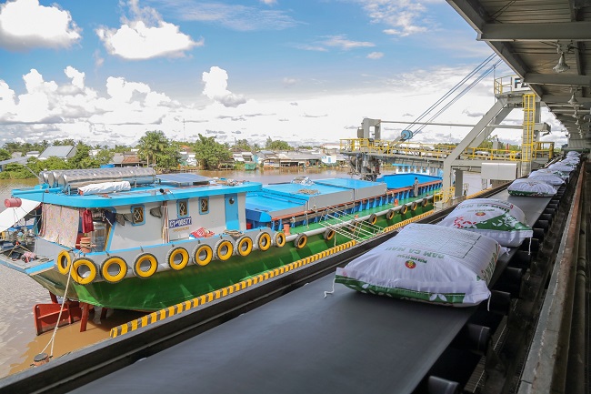 Tại cảng xuất h&amp;agrave;ng PVCFC. Năm 2022, xuất khẩu sản phẩm ph&amp;acirc;n đạm của Petrovietnam tiếp tục lập kỷ lục với kim ngạch đạt tr&amp;ecirc;n 405 triệu USD, chiếm 37% gi&amp;aacute; trị xuất khẩu ph&amp;acirc;n b&amp;oacute;n của cả nước.