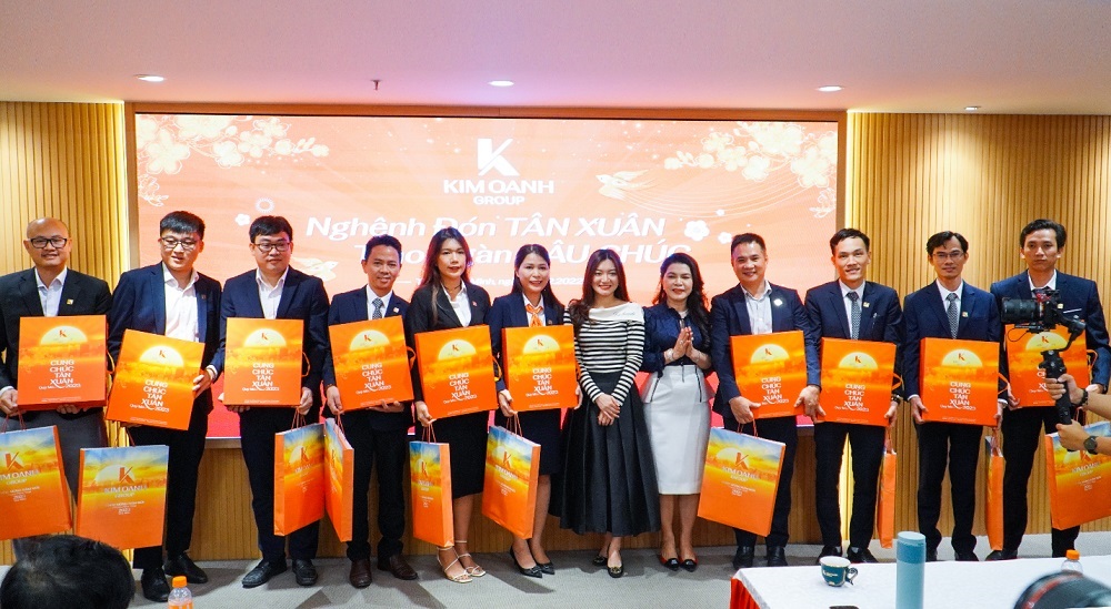 Chủ tịch Đặng Thị Kim Oanh trao những phần qu&amp;agrave; Tết đến CBNV
