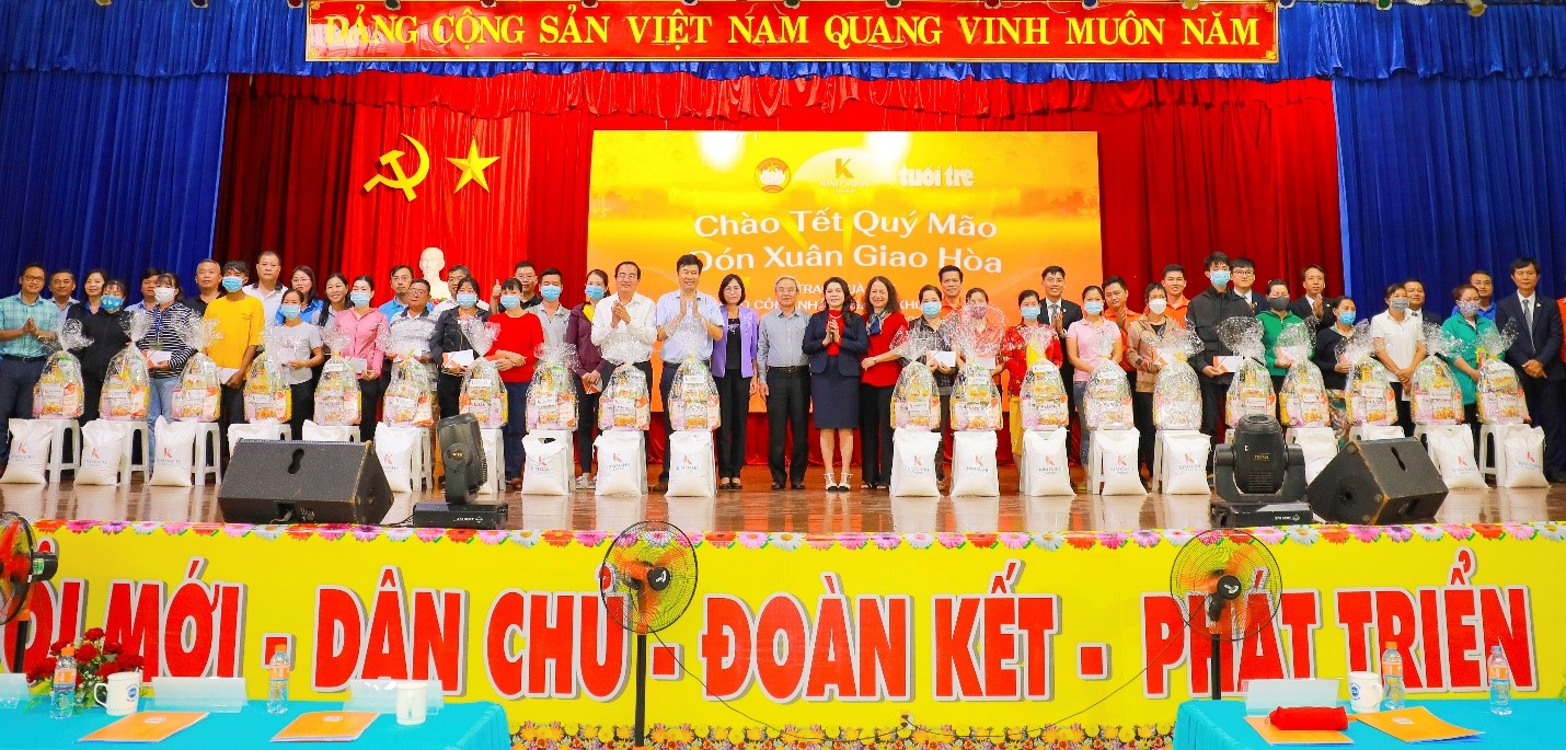 Tết n&amp;agrave;y, Kim Oanh Group d&amp;agrave;nh tặng 7.150 phần qu&amp;agrave; Tết v&amp;agrave; 10 căn nh&amp;agrave; t&amp;igrave;nh thương cho những gia đ&amp;igrave;nh c&amp;oacute; ho&amp;agrave;n cảnh kh&amp;oacute; khăn