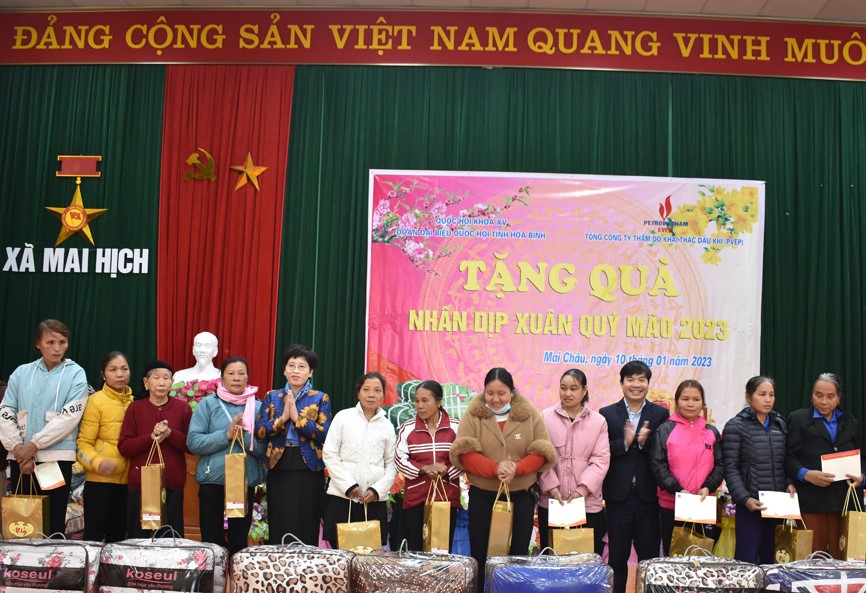 Đo&amp;agrave;n đại biểu Quốc hội tỉnh H&amp;ograve;a B&amp;igrave;nh tặng qu&amp;agrave; hộ ngh&amp;egrave;o, cận ngh&amp;egrave;o huyện Mai Ch&amp;acirc;u.