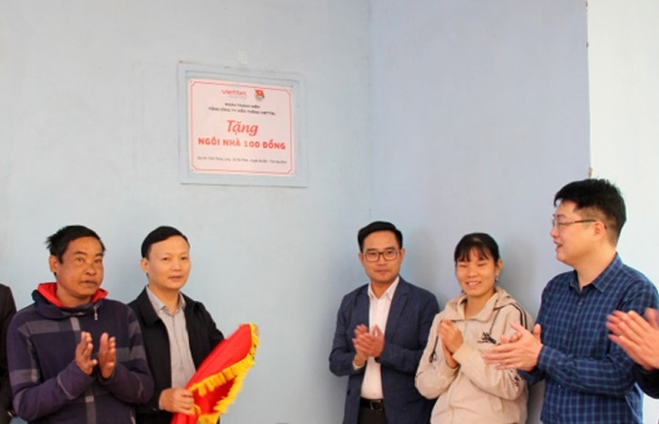 L&amp;atilde;nh đạo Viettel H&amp;ograve;a B&amp;igrave;nh, Sở Th&amp;ocirc;ng tin v&amp;agrave; Truyền th&amp;ocirc;ng H&amp;ograve;a B&amp;igrave;nh, UBND huyện Đ&amp;agrave; Bắc v&amp;agrave; x&amp;atilde; T&amp;acirc;n Pheo b&amp;agrave;n giao nh&amp;agrave; cho gia đ&amp;igrave;nh anh Xa Văn Lập.