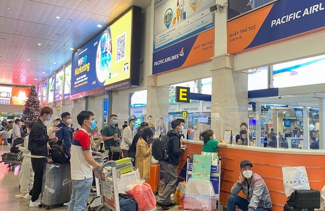Hành khách làm thủ tục ở sân bay Tân Sơn Nhất Hành khách làm thủ tục ở sân bay Tân Sơn Nhất