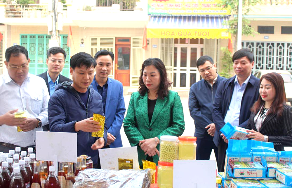 C&amp;aacute;c đại biểu thăm quan gian h&amp;agrave;ng giới thiệu, trưng b&amp;agrave;y sản phẩm n&amp;ocirc;ng sản của c&amp;aacute;c hội vi&amp;ecirc;n n&amp;ocirc;ng d&amp;acirc;n