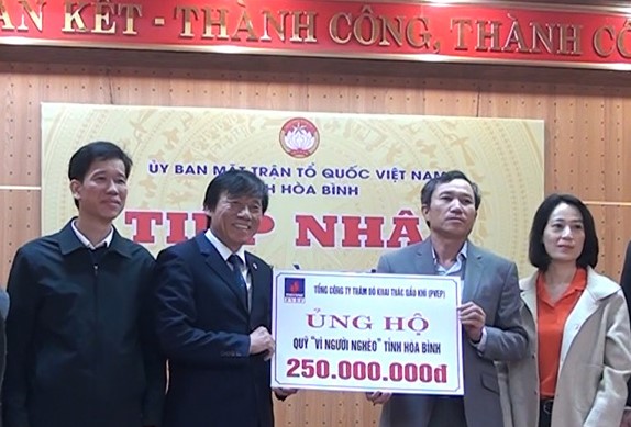 L&amp;atilde;nh đạo Ủy ban MTTQ tỉnh H&amp;ograve;a B&amp;igrave;nh  tiếp nhận ủng hộ từ Tổng C&amp;ocirc;ng ty Thăm d&amp;ograve; khai th&amp;aacute;c dầu kh&amp;iacute;.