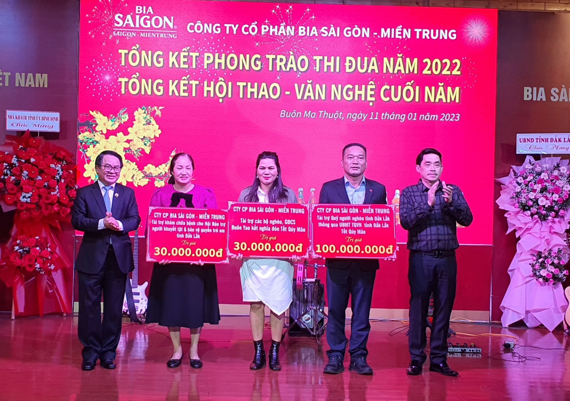 Đại diện c&amp;aacute;c cơ quan, đơn vị hữu quan nhận qu&amp;agrave; Tết của C&amp;ocirc;ng ty Cổ phần Bia S&amp;agrave;i G&amp;ograve;n - Miền Trung tặng c&amp;aacute;c đối tượng ngh&amp;egrave;o, trẻ em mồ c&amp;ocirc;i, người khuyết tật&amp;hellip; từ &amp;ocirc;ng L&amp;acirc;m Du An - Ph&amp;oacute; tổng gi&amp;aacute;m đốc Sabeco, Chủ tịch HĐQT C&amp;ocirc;ng ty v&amp;agrave; &amp;ocirc;ng Huỳnh Văn Dũng - Tổng gi&amp;aacute;m đốc C&amp;ocirc;ng ty