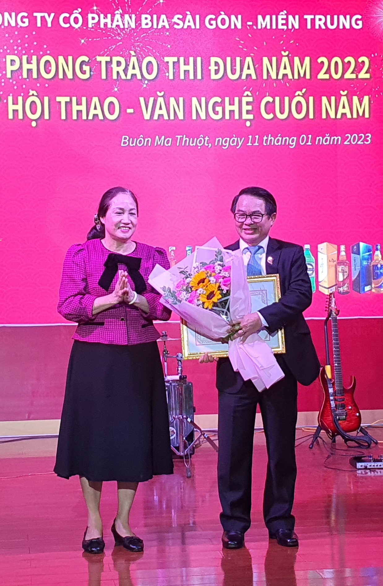 &amp;Ocirc;ng Huỳnh Văn Dũng - Tổng gi&amp;aacute;m đốc C&amp;ocirc;ng ty Cổ phần Bia S&amp;agrave;i G&amp;ograve;n - Miền Trung nhận bằng khen của ASVHO
