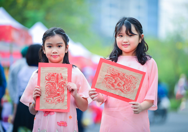 C&amp;aacute;c em nhỏ đi chợ Tết được trải nghiệm vẽ tranh tr&amp;ecirc;n giấy gi&amp;oacute; (Ciputra Hanoi)