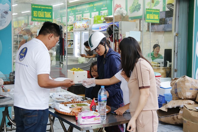 &amp;Ocirc;ng Nguyễn Ho&amp;agrave;ng Minh - Gi&amp;aacute;m đốc H&amp;agrave; Th&amp;agrave;nh - trực tiếp giới thiệu sản phẩm tại S&amp;ocirc;ng V&amp;acirc;n