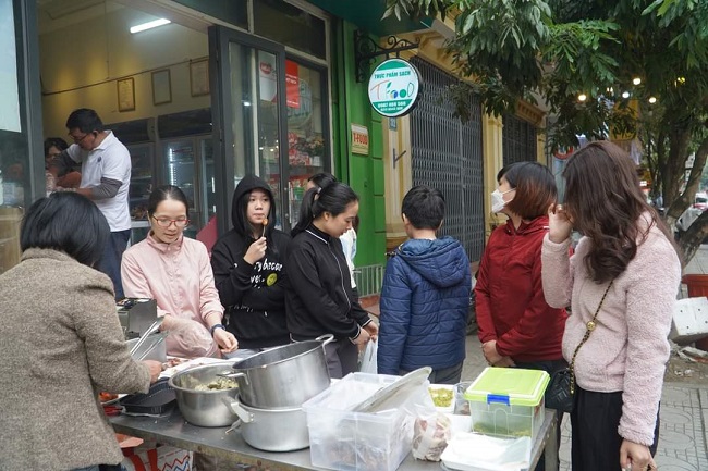 Kh&amp;aacute;ch h&amp;agrave;ng trải nghiệm sản phẩm H&amp;agrave; Th&amp;agrave;nh tại T-Food Vĩnh Y&amp;ecirc;n