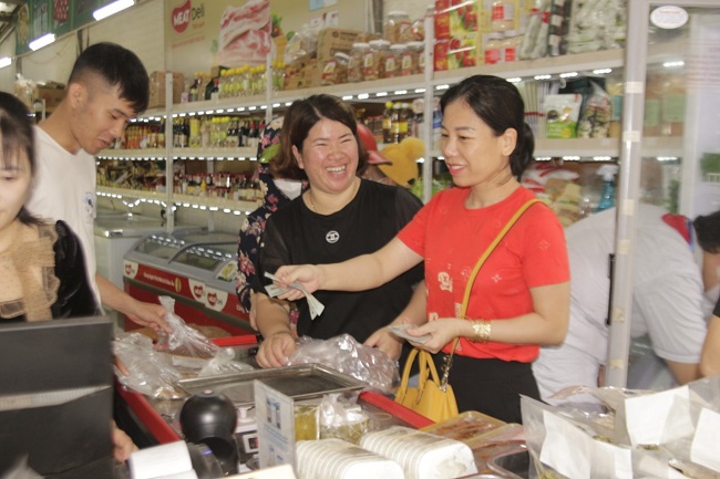 Niềm vui của chị Nguyệt khi c&amp;ugrave;ng chia sẻ về chất lượng sản phẩm với kh&amp;aacute;ch h&amp;agrave;ng