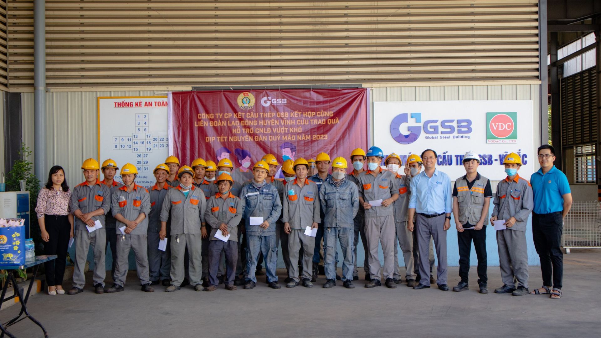 C&amp;ocirc;ng ty CP Kết Cấu Th&amp;eacute;p GSB đ&amp;atilde; phối hợp c&amp;ugrave;ng Li&amp;ecirc;n đo&amp;agrave;n Lao động huyện Vĩnh Cửu tổ chức Trao qu&amp;agrave; hỗ trợ của LĐLĐ tỉnh,  cho CNLĐ vượt kh&amp;oacute; nh&amp;acirc;n dịp