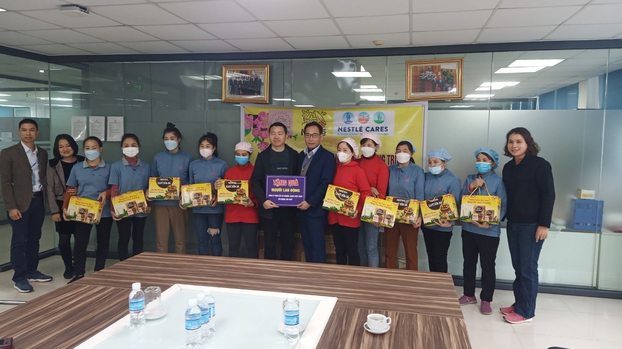 Đại diện Nestl&amp;eacute; Việt Nam v&amp;agrave; L&amp;atilde;nh đạo BQL c&amp;aacute;c KCN tỉnh Hưng Y&amp;ecirc;n trao tặng qu&amp;agrave; tết tới c&amp;ocirc;ng nh&amp;acirc;n c&amp;oacute; ho&amp;agrave;n cảnh kh&amp;oacute; khăn tại KCN