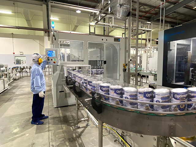 Hệ thống r&amp;oacute;t v&amp;agrave; đ&amp;oacute;ng lon tự động theo c&amp;ocirc;ng nghệ Anh Quốc, c&amp;oacute; thể sản xuất được 23.000 sản phẩm mỗi giờ, tương ứng 135 triệu sản phẩm mỗi năm