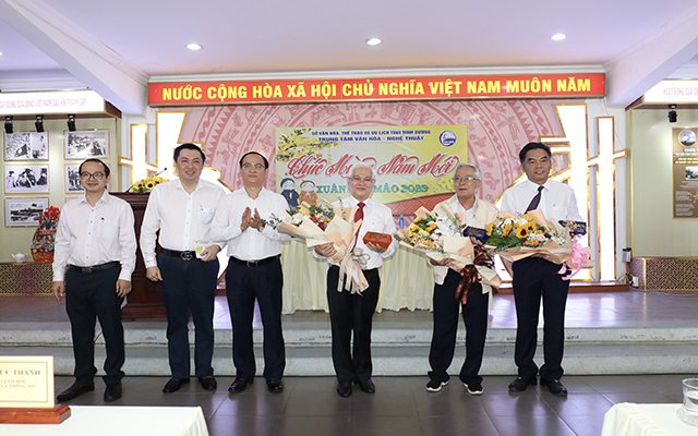 B&amp;iacute; thư Tỉnh ủy Nguyễn Văn Lợi v&amp;agrave; Ph&amp;oacute; Chủ tịch UBND tỉnh Nguyễn Lộc H&amp;agrave; tặng qu&amp;agrave; Tết của Tỉnh ủy &amp;ndash; UBND tỉnh cho ng&amp;agrave;nh VHTTDL