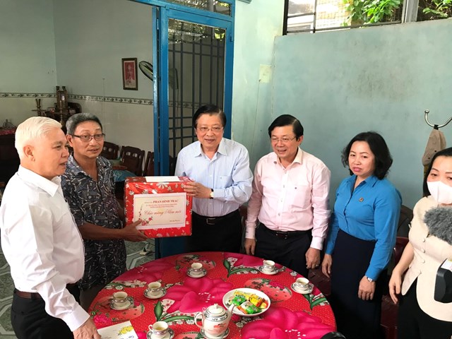 &amp;Ocirc;ng Phan Đ&amp;igrave;nh Trạc, &amp;ocirc;ng Nguyễn Hữu Dũng v&amp;agrave; l&amp;atilde;nh đạo tỉnh B&amp;igrave;nh Dương trao qu&amp;agrave; đến một gia đ&amp;igrave;nh c&amp;oacute; ho&amp;agrave;n cảnh kh&amp;oacute; khăn tại TP Thủ Dầu Một.