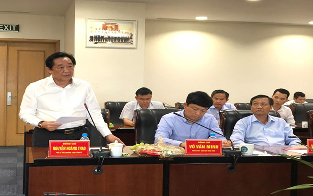 &amp;Ocirc;ng Nguyễn Ho&amp;agrave;ng Thao, Ph&amp;oacute; B&amp;iacute; thư Thường trực Tỉnh ủy B&amp;igrave;nh Dương b&amp;aacute;o c&amp;aacute;o với đo&amp;agrave;n c&amp;ocirc;ng t&amp;aacute;c về t&amp;igrave;nh h&amp;igrave;nh kinh tế - x&amp;atilde; hội tỉnh nh&amp;agrave; năm 2022