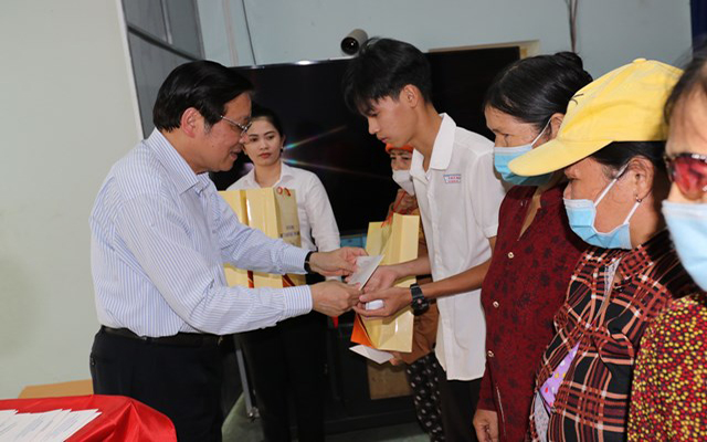 &amp;Ocirc;ng Phan Đ&amp;igrave;nh Trạc trao qu&amp;agrave; hỗ trợ người ngh&amp;egrave;o tại thị x&amp;atilde; Bến C&amp;aacute;t