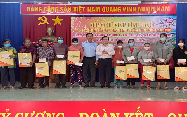 &amp;Ocirc;ng Nguyễn Hữu Dũng trao qu&amp;agrave; hỗ trợ người ngh&amp;egrave;o tại thị x&amp;atilde; Bến C&amp;aacute;t