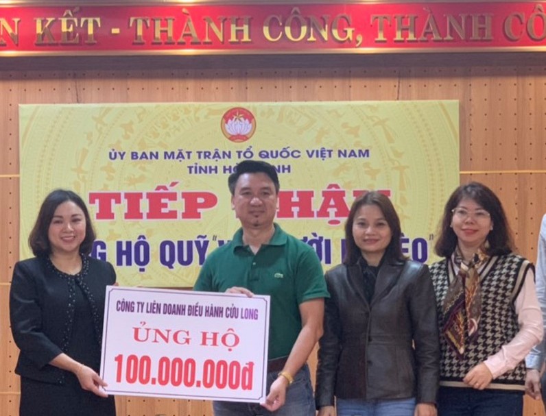 L&amp;atilde;nh đạo Ủy ban MTTQ tỉnh tiếp nhận ủng hộ 100 triệu đồng từ C&amp;ocirc;ng ty Li&amp;ecirc;n doanh điều h&amp;agrave;nh Cửu Long.