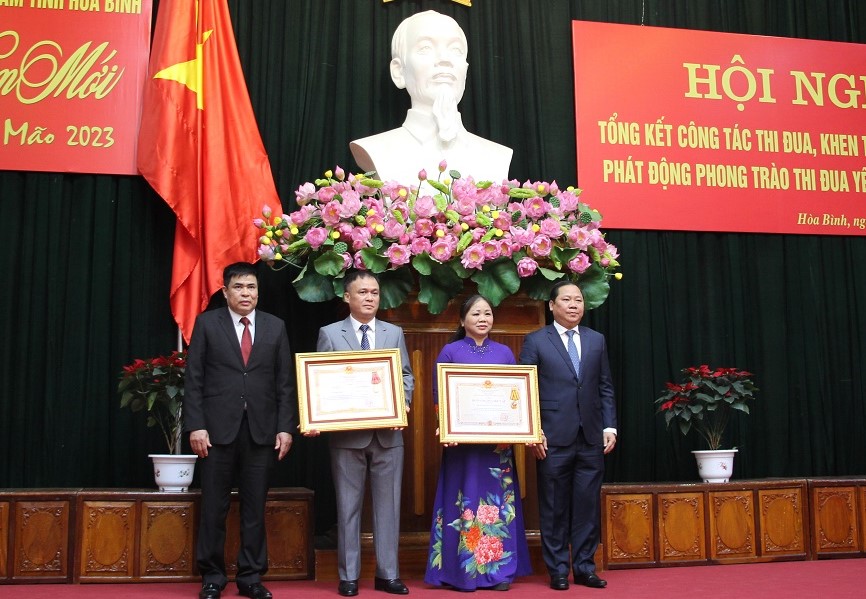Thừa ủy quyền Chủ tịch nước, đồng ch&amp;iacute; Nguyễn Phi Long, Ủy vi&amp;ecirc;n dự khuyết BCH Trung ương Đảng, B&amp;iacute; thư Tỉnh ủy H&amp;ograve;a B&amp;igrave;nh trao Hu&amp;acirc;n chương độc lập v&amp;agrave; Hu&amp;acirc;n chương lao động cho c&amp;aacute;c tập thể